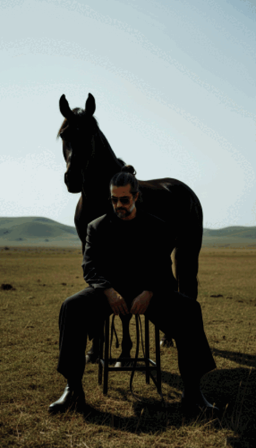 پرتره سینمایی با اسب در منظره طبیعی