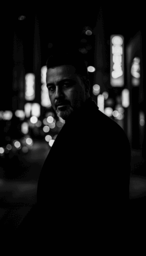 پرتره شهری، نورپردازی دراماتیک، لباس مشکی، اتمسفر مرموز