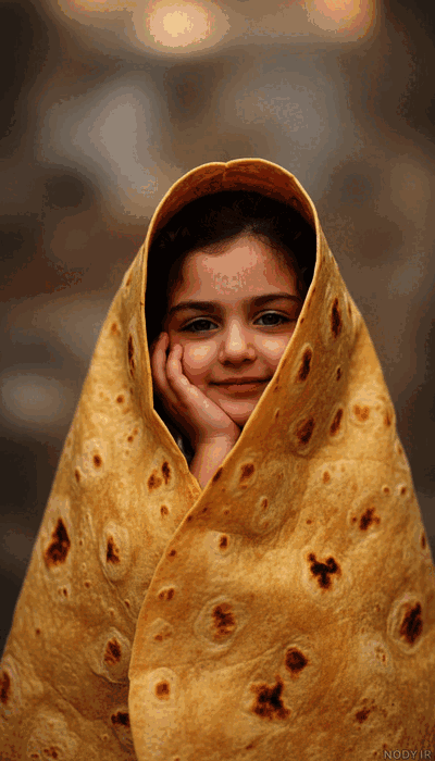 شخصی در پتو نان ترتیلا گرم