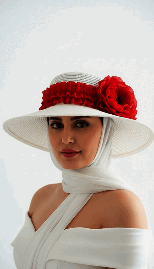 پرتره با کلاه سفید و گل قرمز